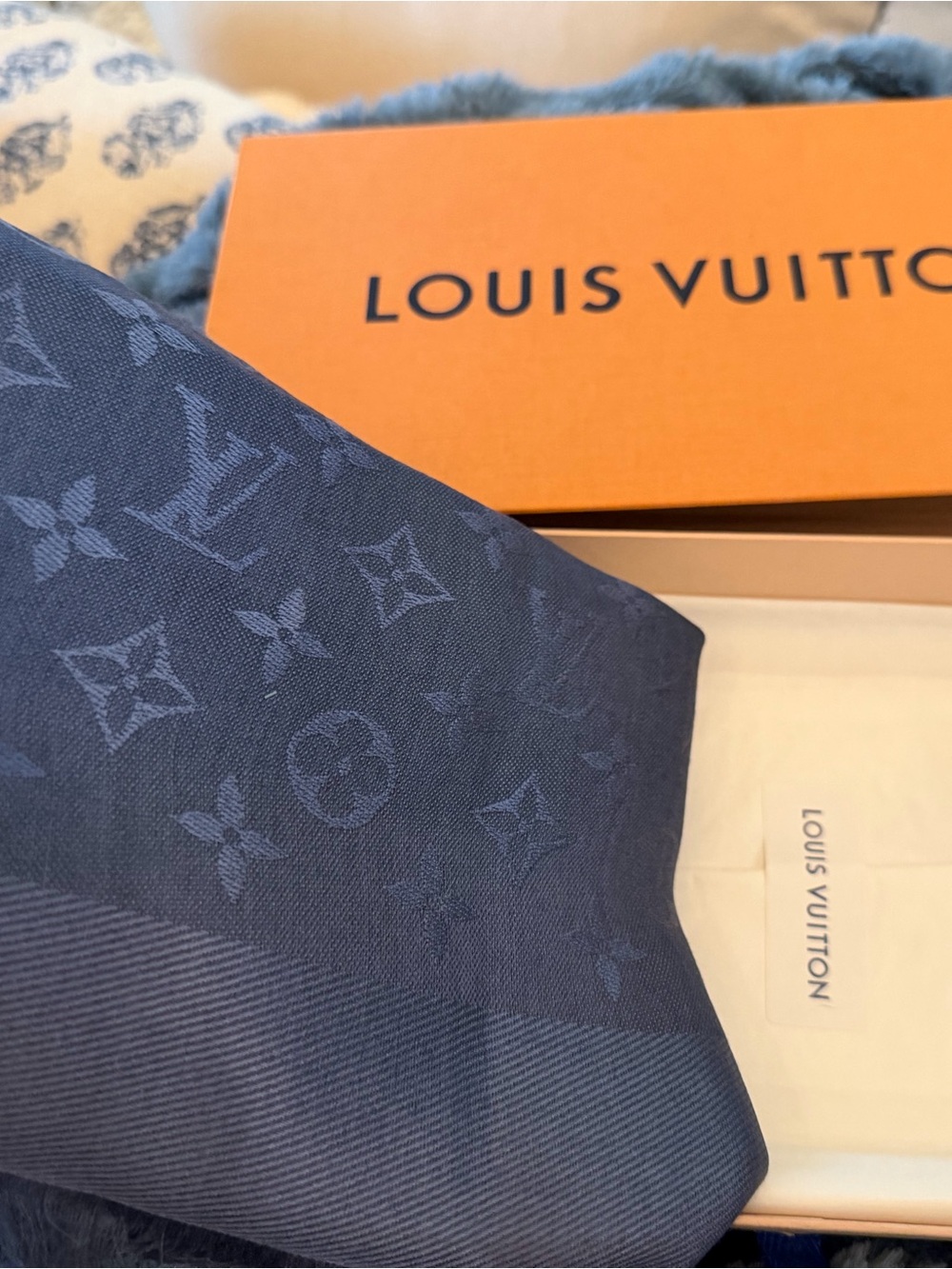 Louis Vuitton Monogram Classic Shaw in Carbone M76876 56x56